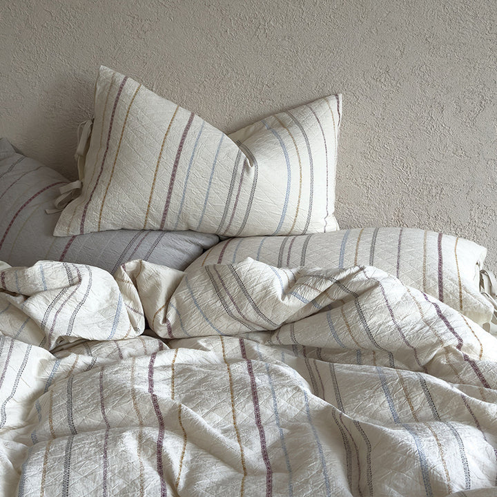 Linen-cotton bedding set with natural waffle texture and reversible function