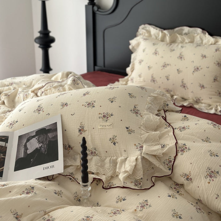 Romantic cotton bed linen set with frills and lace trim