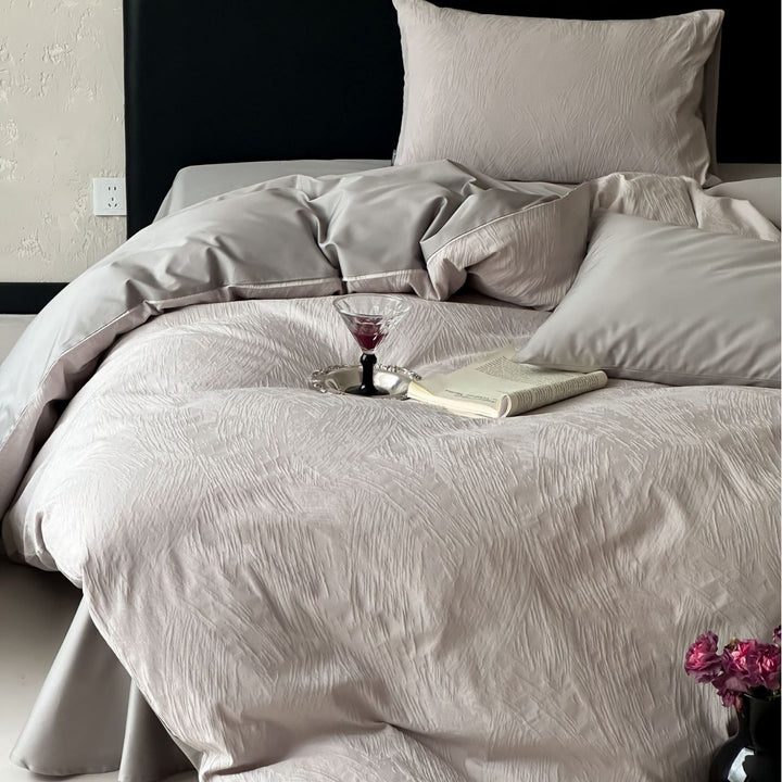 Bedding set made of crinkle-embossed cotton satin with easy-care finish and hotel closure