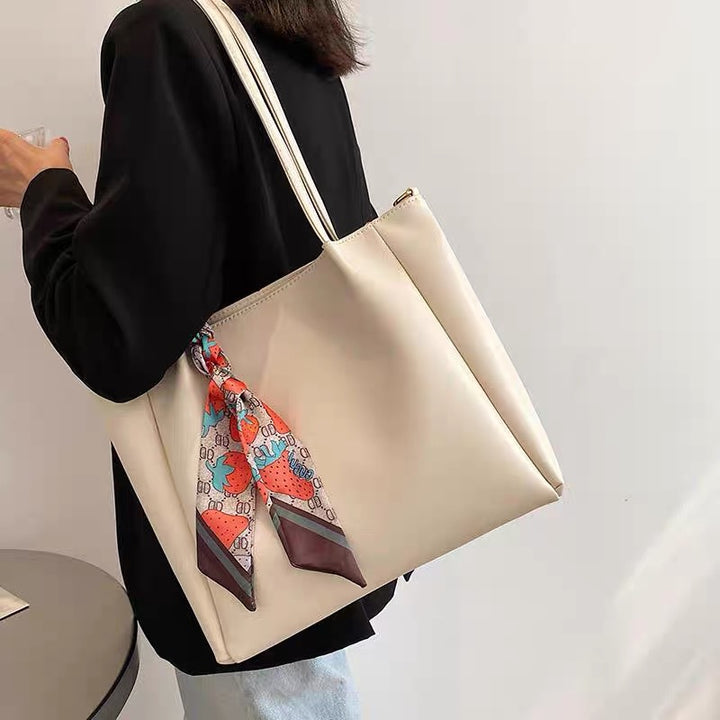 Modern Handbag with Adjustable Shoulder Strap Stornfield