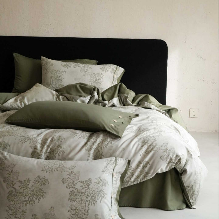 Luxurious bedding set made of cotton satin with pillowcases and bow closure