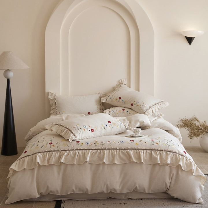 Bedding set made of cotton-linen with floral embroidery and ruffle edge