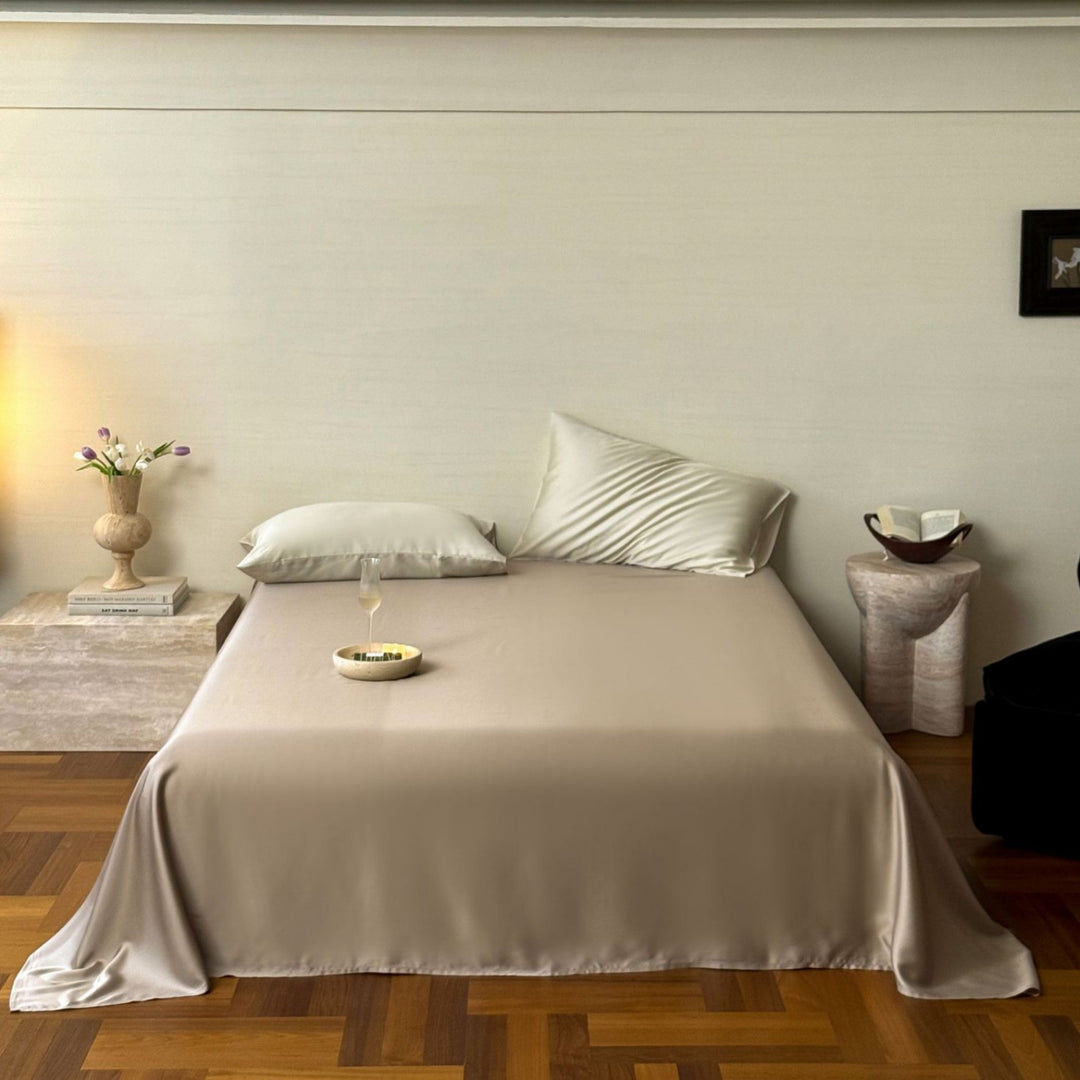 Luxurious satin bedding set with a silky-smooth surface, reversible function and hotel closure