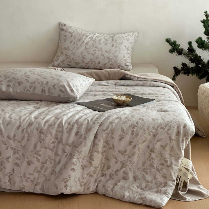 Bedding set made of cotton-linen mix with delicate floral print and reversibility