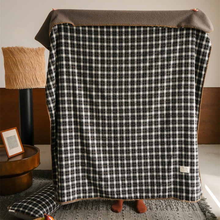 Reversible cuddly blanket made of checkered flannel with soft fleece lining