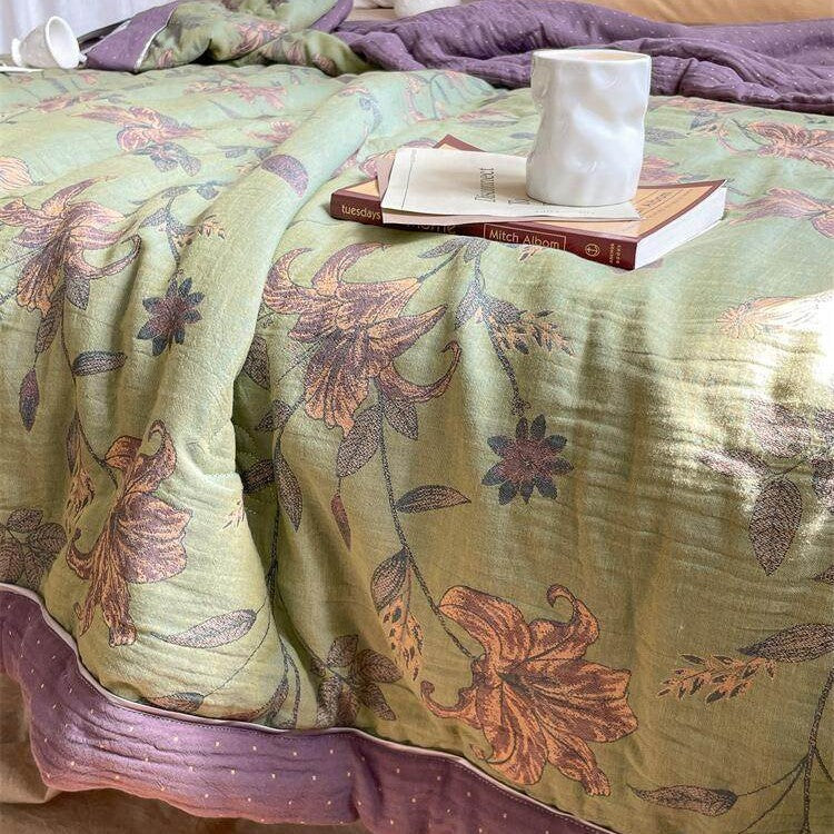 Lightly quilted throw blanket in retro floral jacquard made from cotton-linen mix