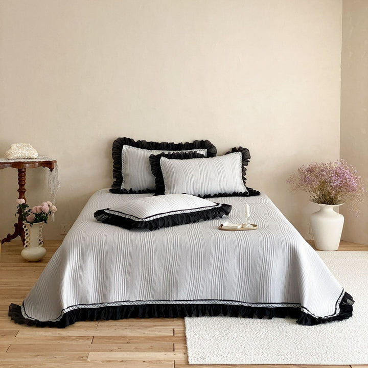 Bedspread with structured wave pattern surface and decorative ruffle trim