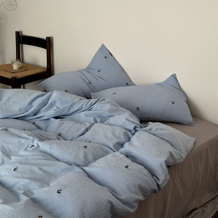 Bedding set made of breathable cotton percale with fine pinstripes and embroidered panda motifs