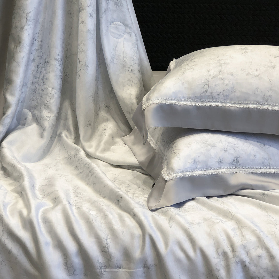 Pillowcase set made of cotton satin with delicate lace trim and satin piping