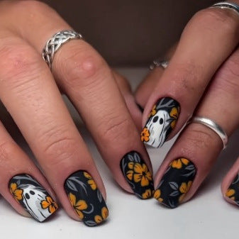 Artistic Halloween-Themed Nail Art Stornfield 1789915324