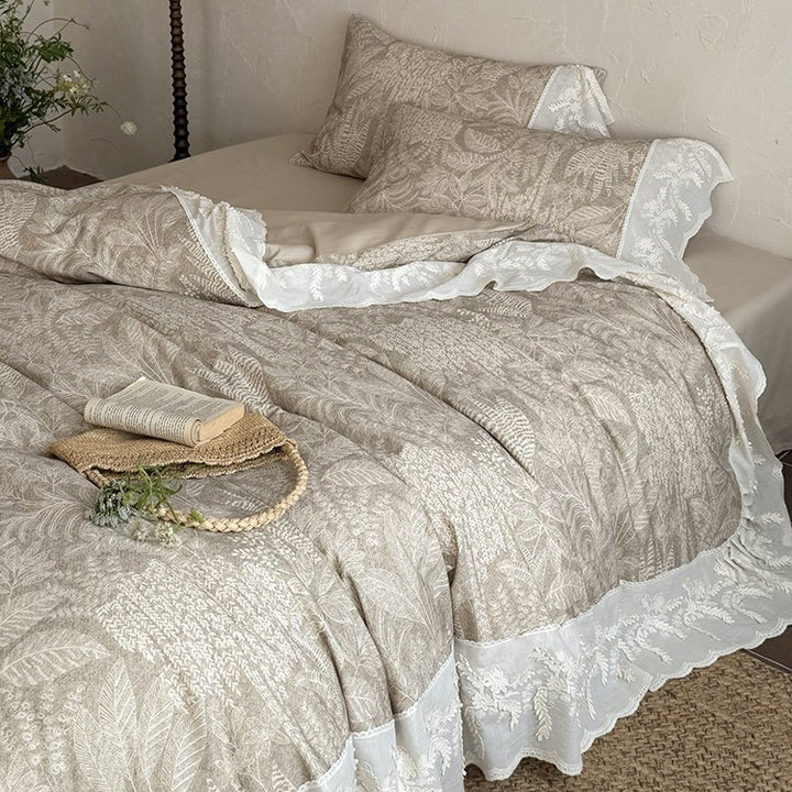 Quilt set in botanical jacquard with embroidered lace ruffle