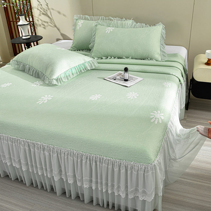 Elegant quilted bedspread with lace ruffle and mountain jacquard