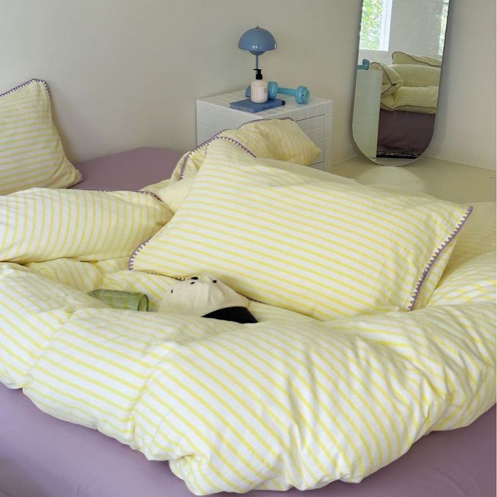Striped bedding set made of cotton satin with ruffled edges and reversible function