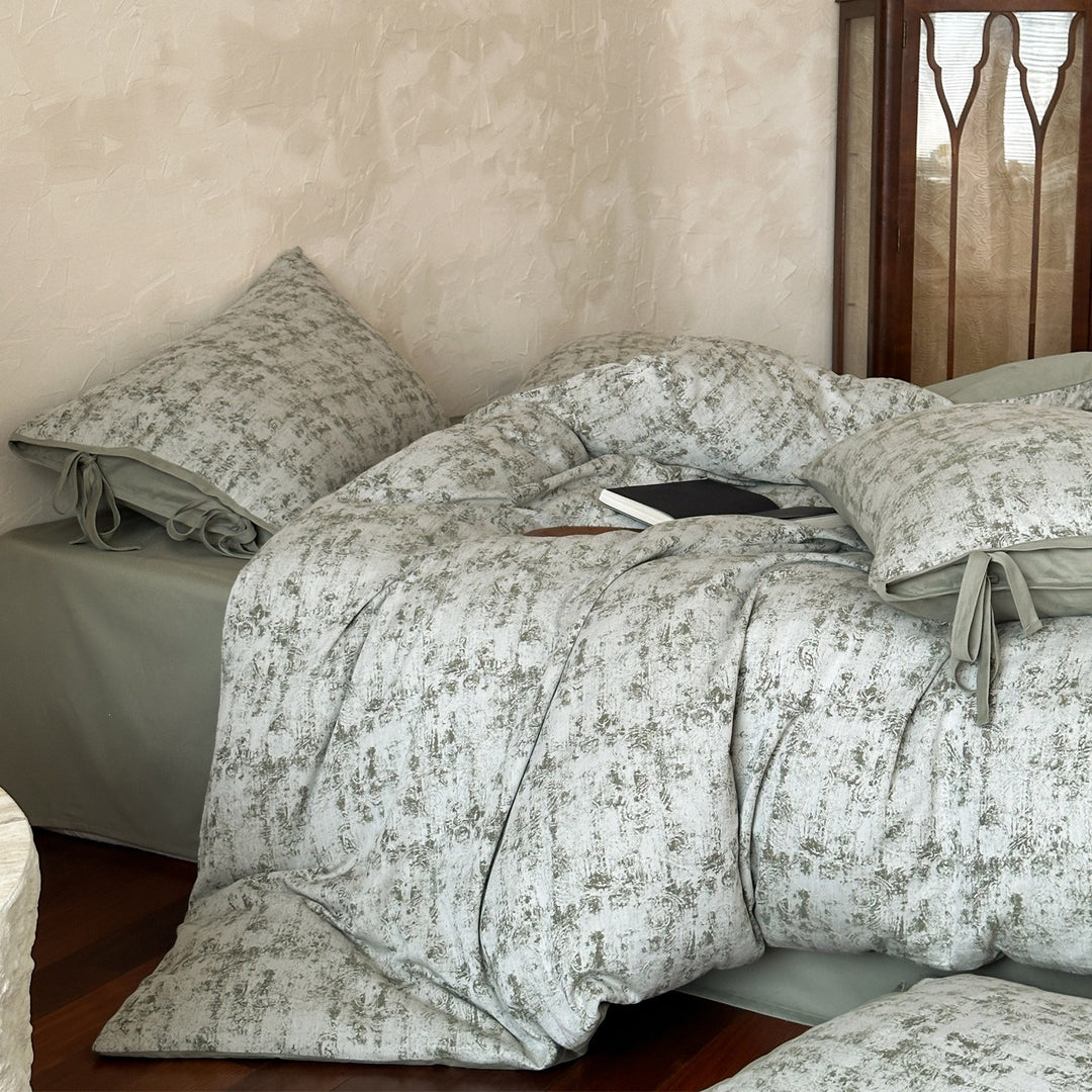 Luxurious bedding set made of cotton satin with floral vintage pattern