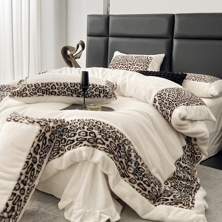 Cozy microfiber bedding set with faux fur throw and leopard border