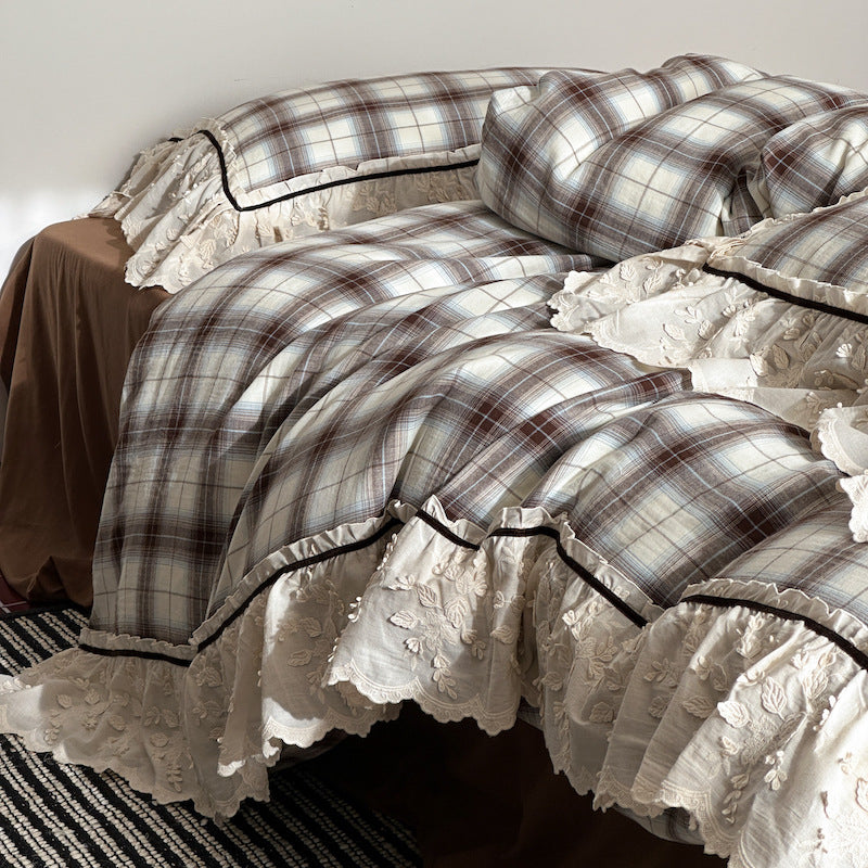 Bedding set made of cotton percale with vintage check and embroidered ruffle