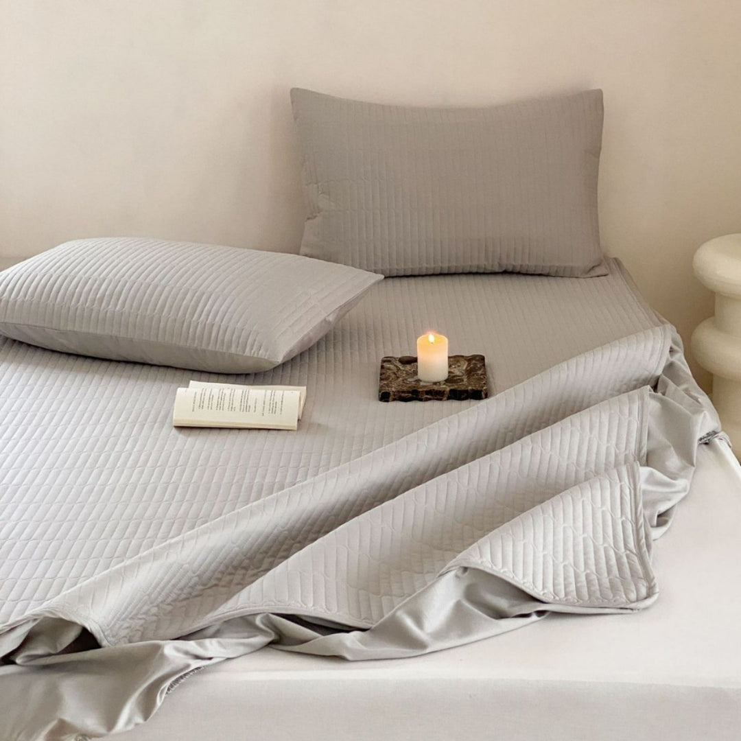 Padded mattress protector with fine quilted texture and all-round elastic band