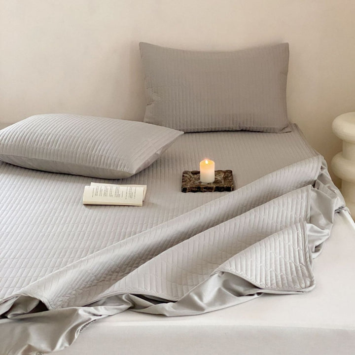 Padded mattress protector with fine quilted texture and all-round elastic band