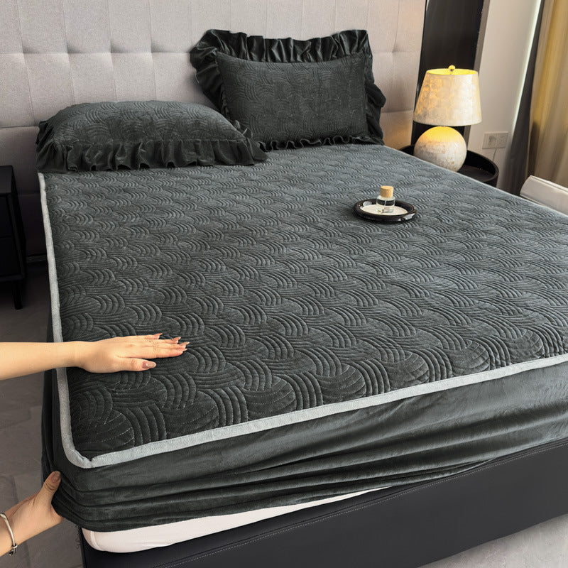 Padded bedspread with quilted velvet surface and ruffled pillow covers