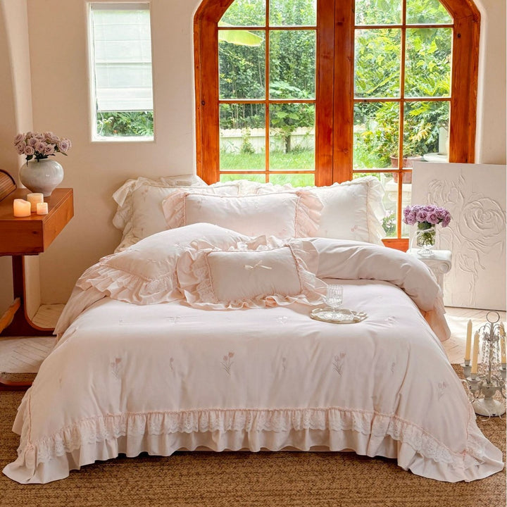 Shabby-Chic bedding set made of soft cotton blend with ruffles and delicate tulip embroidery