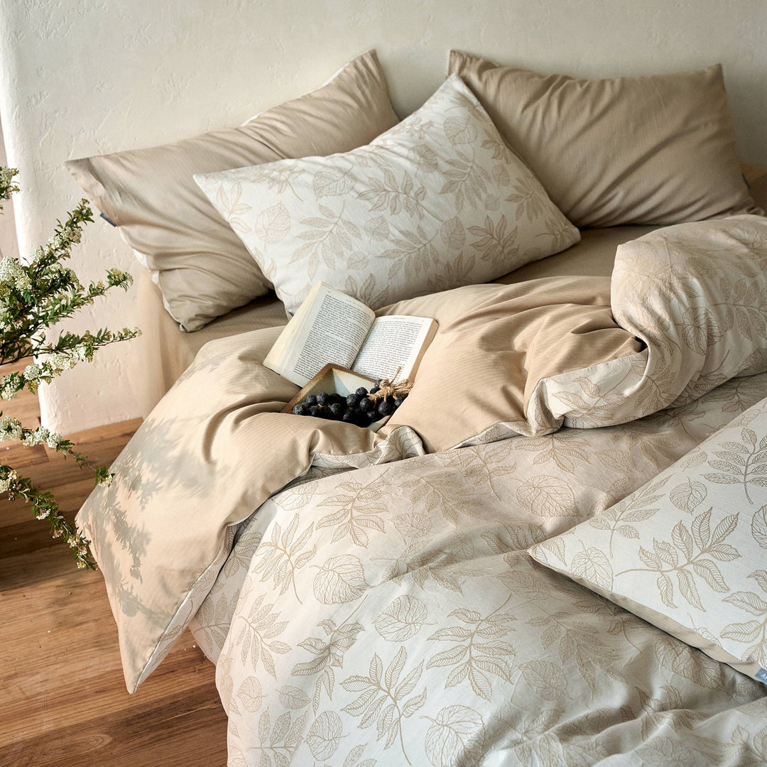 Duvet cover set made of cotton Renforcé with fine Toile flower pattern and extra soft jersey fitted sheet