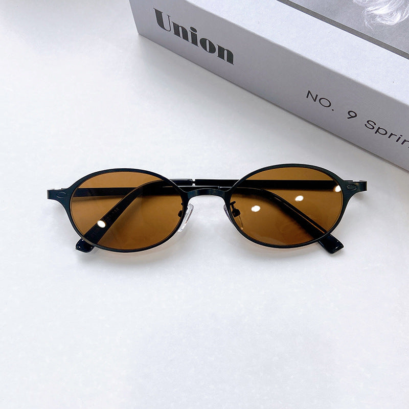 Fashionable Round Sunglasses with Elegant Golden Frame Stornfield