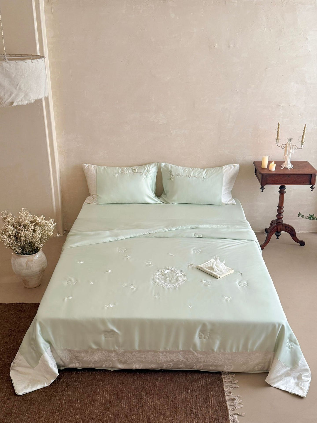 Satin bedding set with fine butterfly embroidery, embroidered center field and hotel closure Stornfield