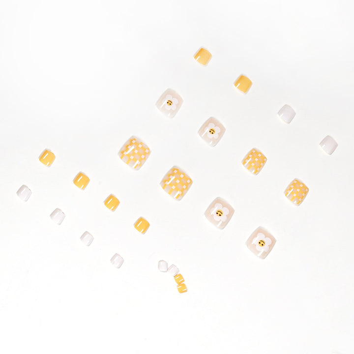 Artful toenail design with cheerful flower motifs Stornfield