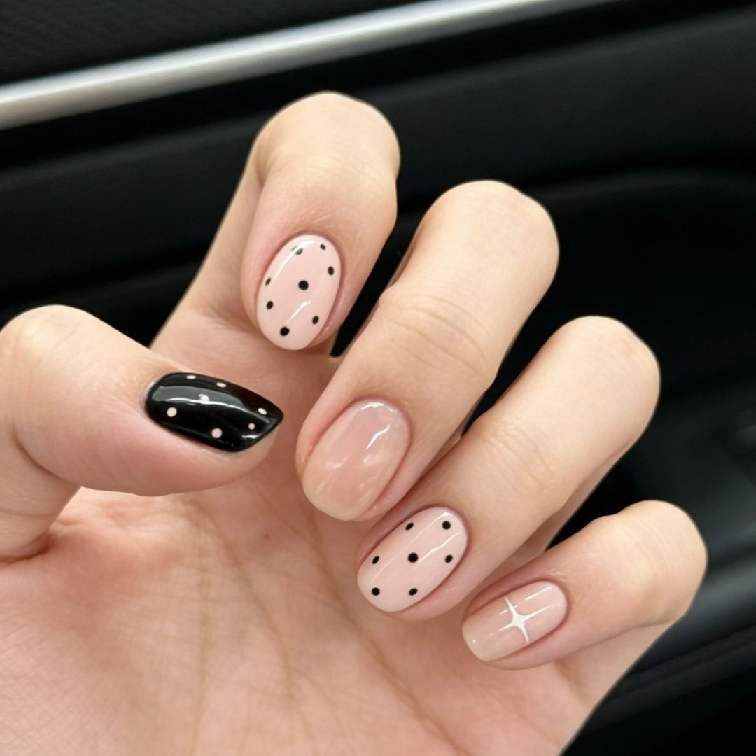 Artistic Cat-Themed Press-On Nail Art Set Stornfield