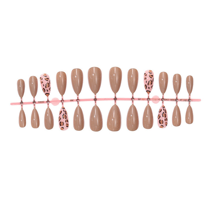 Nail set with modern leopard design Stornfield