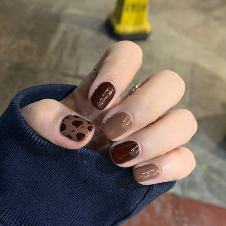 Exclusive nail art with animal pattern and shine Stornfield