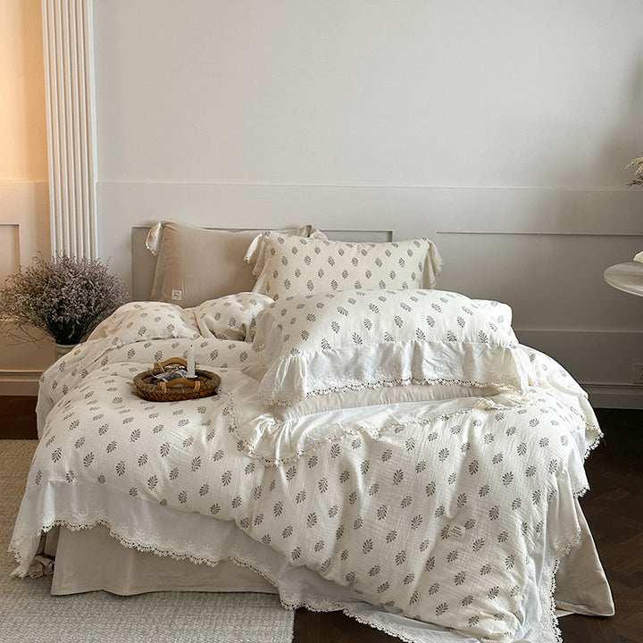 Bedding set made of cotton gauze with romantic floral motif and lace frill