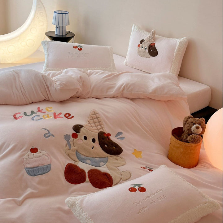 Children's bedding set with appliquéd animal and cupcake motifs, quilted blanket & decorative pillow