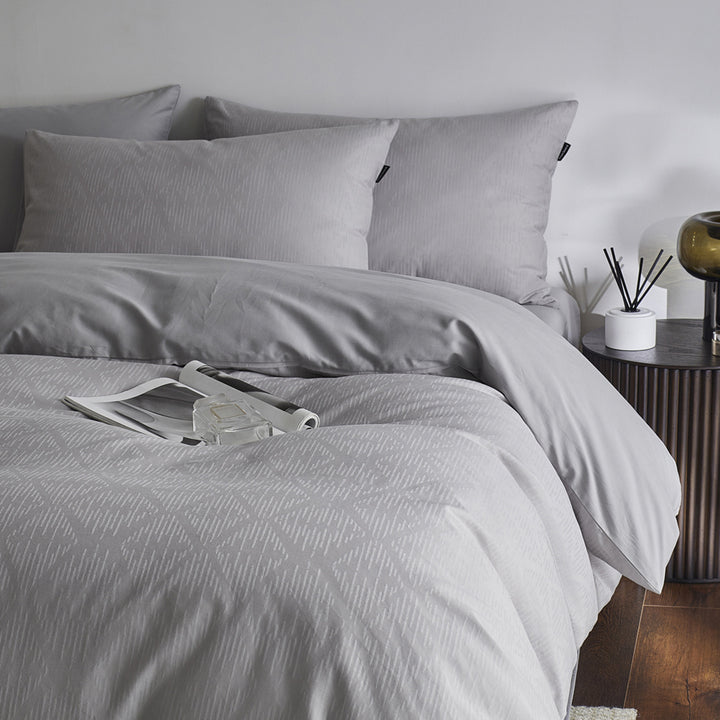 Reversible cotton percale bedding set with fine relief texture and additional pillowcases
