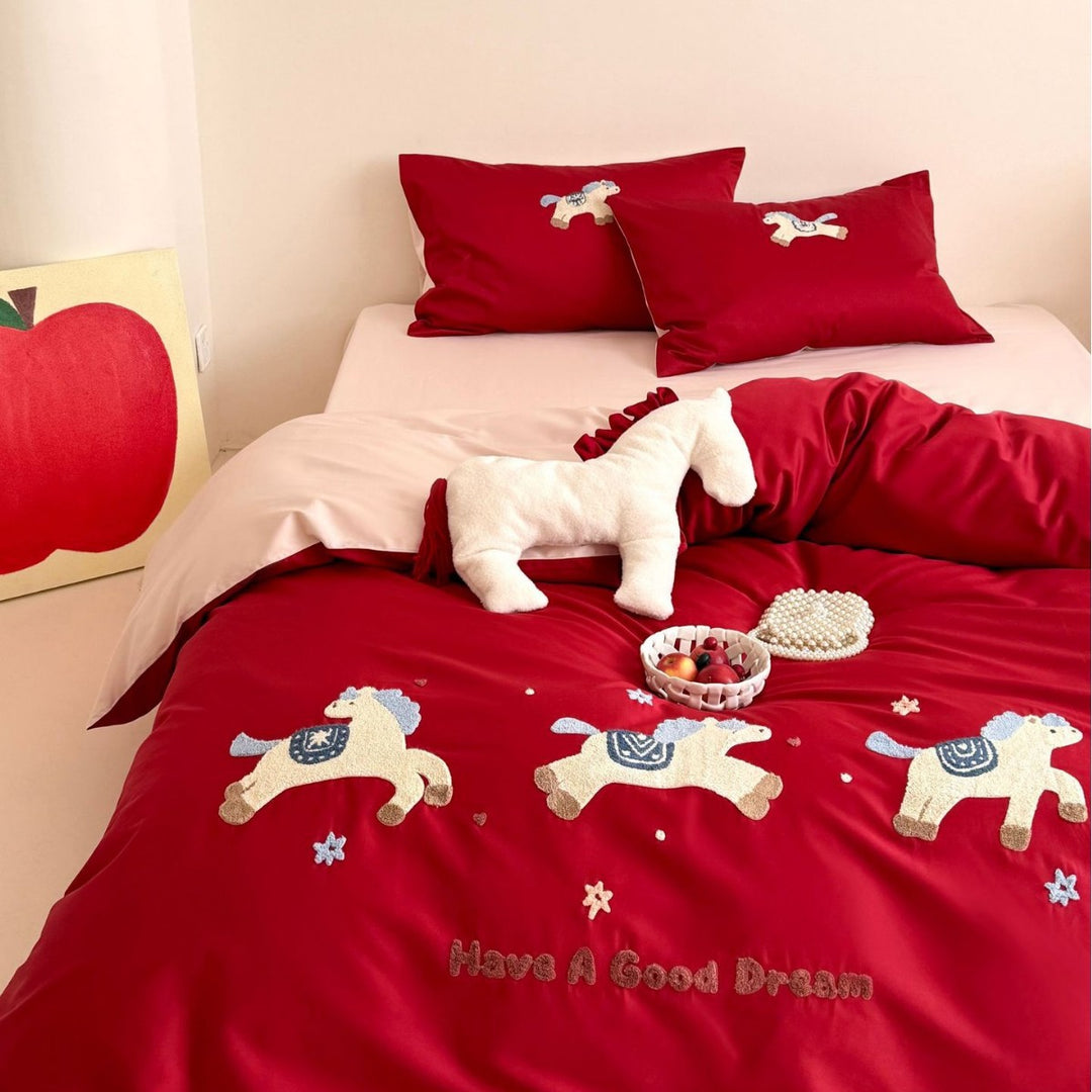 Bedding set with embroidered horse appliqués
