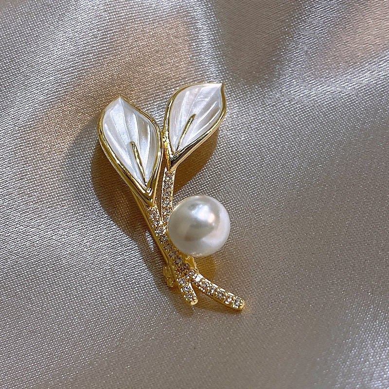 Elegant brooch with pearl and rhinestone details Stornfield
