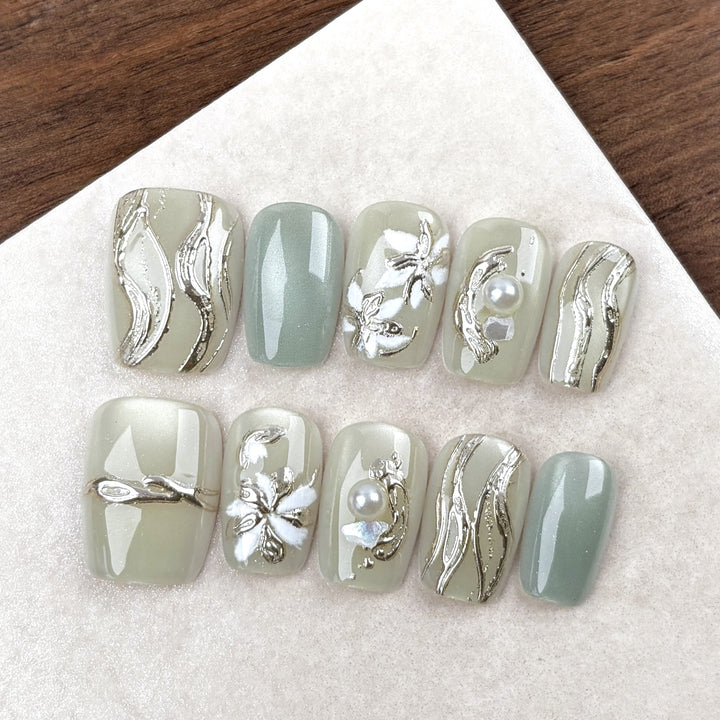 Decorative Press-On Nail Art Set with Elegant Floral Accents