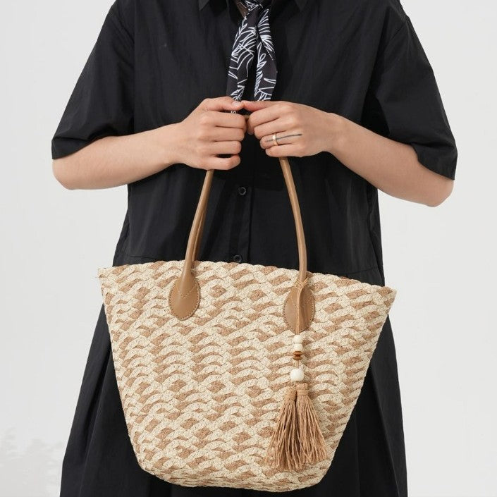 Handcrafted beach bag with elegant woven pattern Stornfield