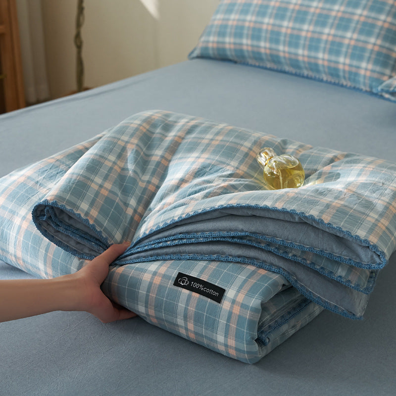 All-season quilted comforter made of pure cotton with a fine trim