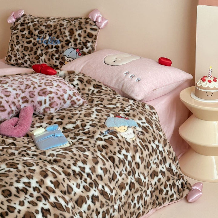 Reversible plush bedding set with leopard pattern and embroidered car appliqués