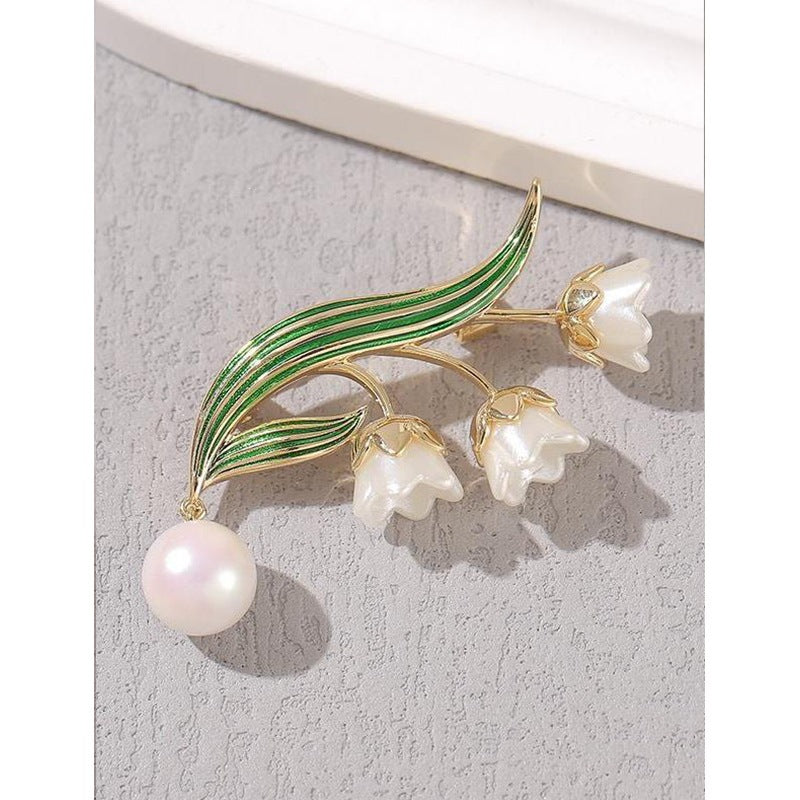 Elegant flower brooch with pearl pendant Stornfield