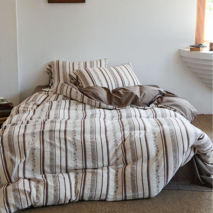 Striped reversible bedding set made of cotton-linen mix with decorative stripes and pillowcases