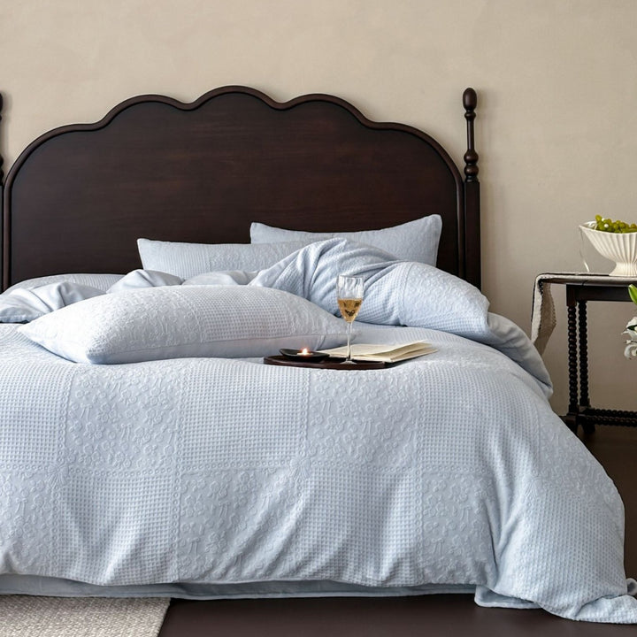 Bedspread and cushion set made of fine cotton percale with embossed floral relief