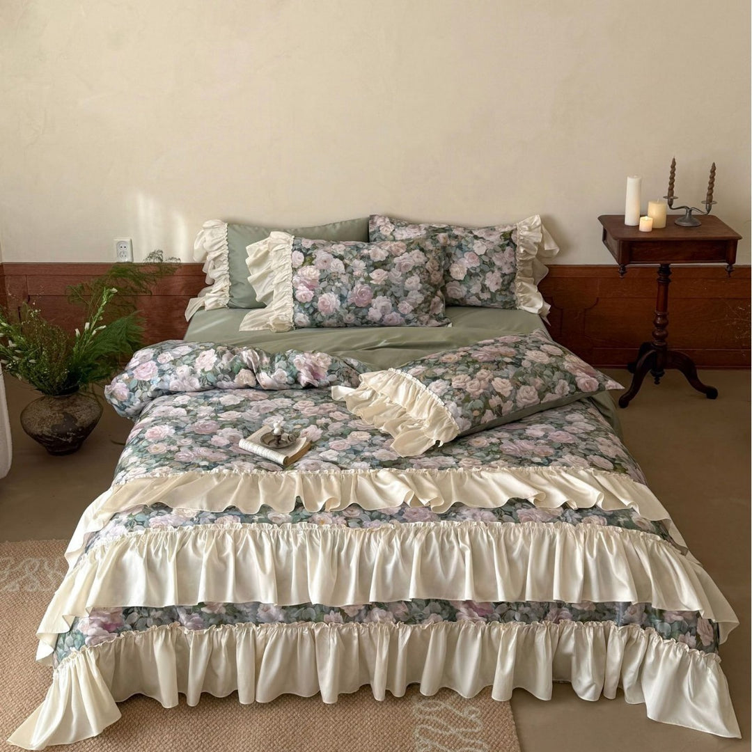 Bedding set in vintage rose pattern with layered ruffles and satin trim