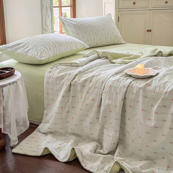 Quilt set in quilted cotton muslin with reversible function, delicate floral print and matching fitted sheet