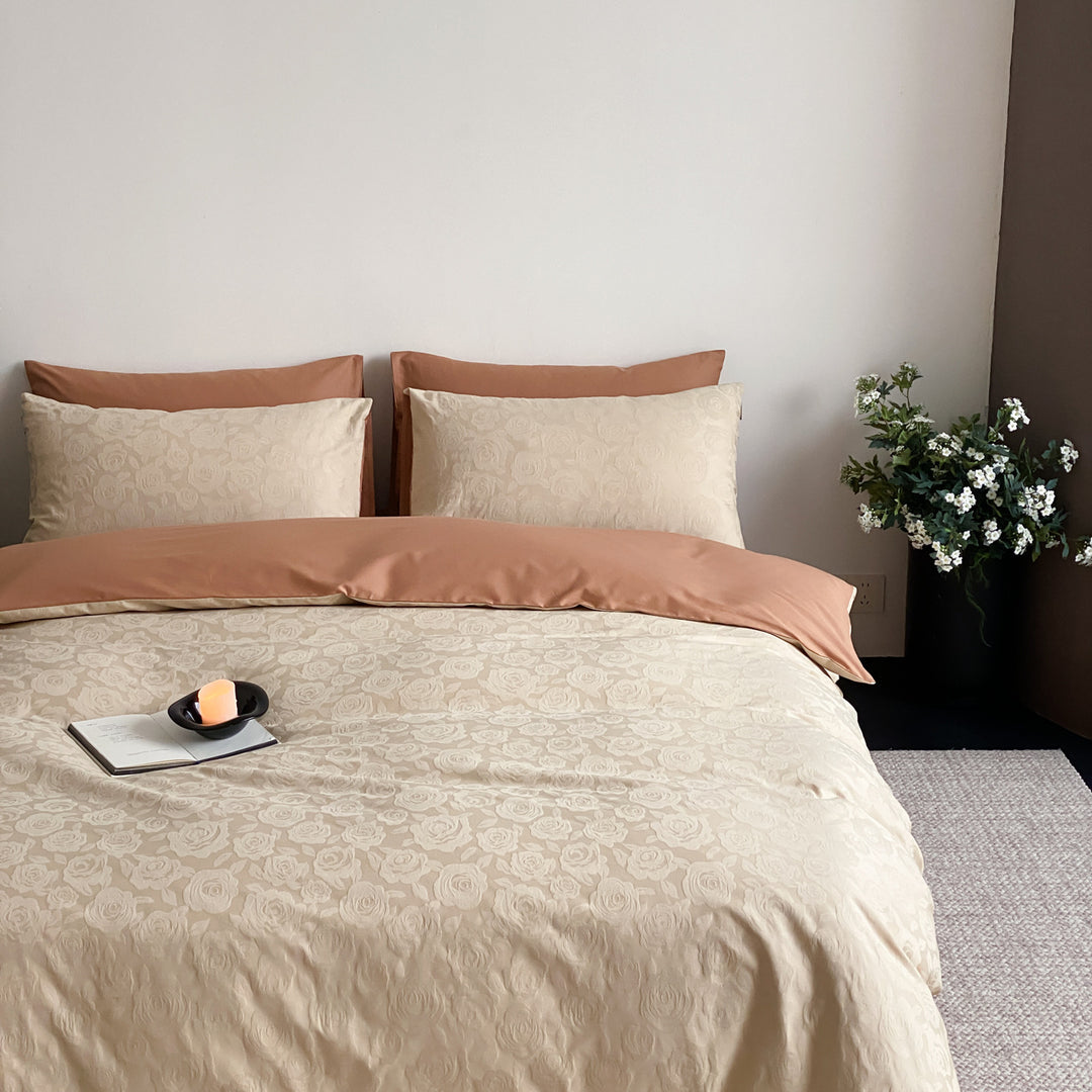 Reversible bed linen set made of cotton satin with fine jacquard structure