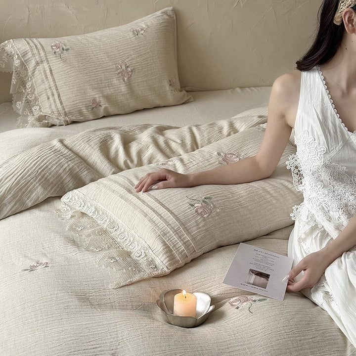 Bedding set made of lightweight cotton gauze with vintage rose embroidery and fine lace trim
