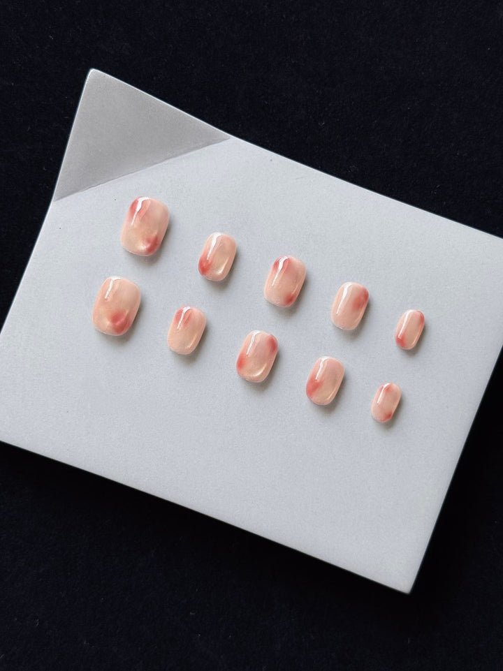 Artistic Press-On Nail Set with Relaxed Ombre Effect