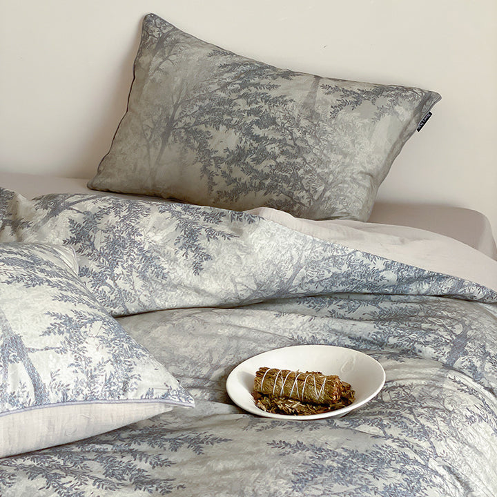 Bed linen set made of cotton satin with delicate branch and leaf print