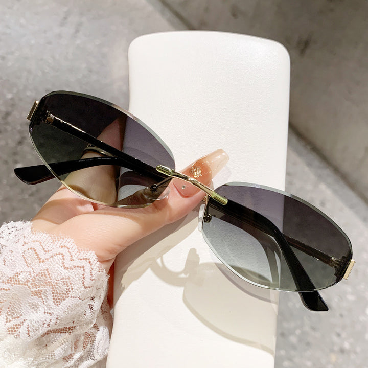 Ladies sunglasses in modern oval design with contrasting frame Stornfield